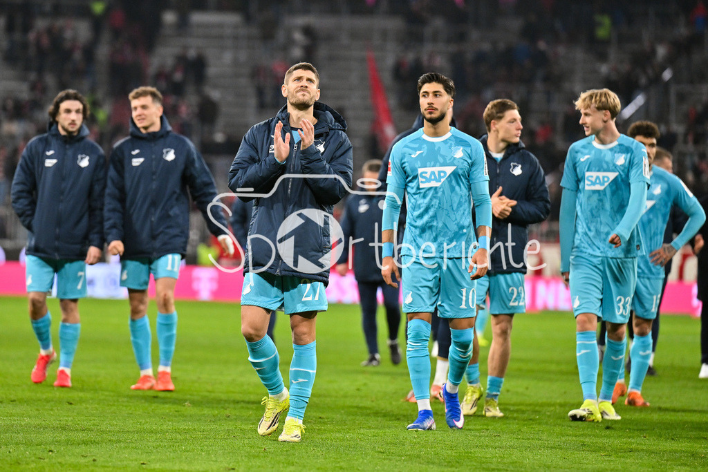 FC Bayern München - TSG 1899 Hoffenheim | MUNICH, GERMANY - 08. FEBRUARY: die Spieler der Gäste bedanken sich bei den mitgereisten Fans aus Sinsheim nach dem Bundesligamatch zwischen dem FC Bayern München und der TSG 1899 Hoffenheim am 21. Spieltag in der Allianz Arena / DFL REGULATIONS PROHIBIT ANY USE OF PHOTOGRAPHS AS IMAGE SEQUENCES AND/OR QUASI-VIDEO - Andrej KRAMARIC (TSG Hoffenheim 27), Tim LEMPERLE (TSG Hoffenheim 19), Alexander PRASS (TSG Hoffenheim 22), Max MOERSTEDT (TSG 1899 Hoffenheim 33)