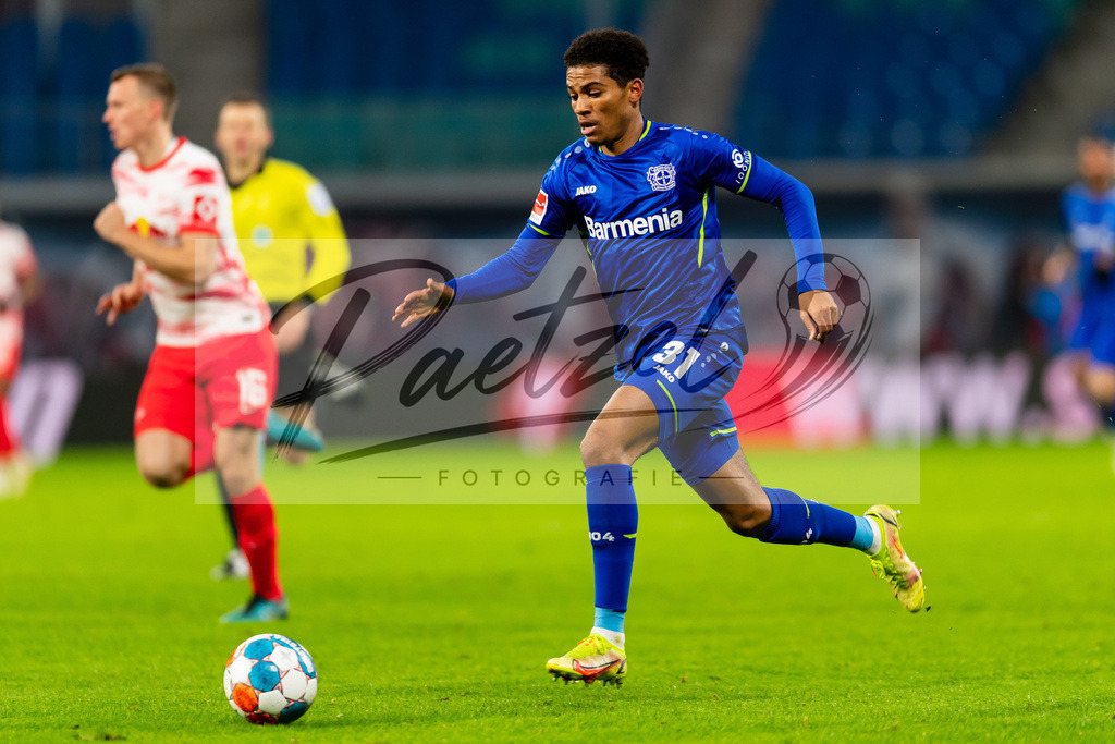 RBLLEV20211128_111 | Fussball, Herren: Amine Adil (Bayer 04 Leverkusen) in Aktion, am Ball, Einzelaktion bei dem Spiel der 1. Bundesliga zwischen RB Leipzig und Bayer 04 Leverkusen in der Red Bull Arena am 28.11.2021 in Leipzig, Deutschland.DFB / DFL REGULATIONS PROHIBIT ANY USE OF PHOTOGRAPHS AS IMAGE SEQUENCES AND/OR QUASI-VIDEO. - Realisiert mit Pictrs.com