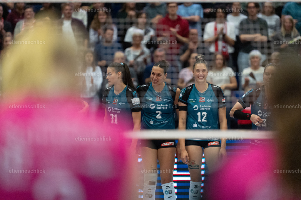 Dresdner SC - Binder Blaubären TSV Flacht, DEKRA 1. Bundesliga Frauen, Volleyball | Im Bild: Raeven Chase (2, Dresdner SC), Mette Marleen Pfeffer (12, Dresdner SC), Florentine Rosemann (31, Dresdner SC)24.10.2026, Dresdner SC -  Binder Blaubären TSV Flacht, DEKRA 1. Bundesliga Frauen, Volleyball, Deutschland, Dresden, Cyberport Arena