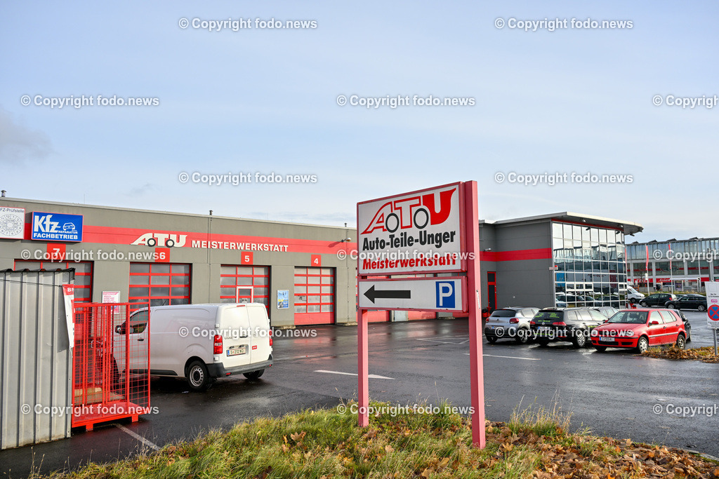 Autoteile Unger_ ATU_ 27.11.2023-14 | 27.11.2023, Leonding, AUT, Autoteile Unger, ATU, im Bild Gebaeude, Gebäude, Werkstatt, Mechaniker, Autowerkstatt, Auto, Inspektion, Reparatur, Reparaturwerkstatt, Service, Fachbetrieb, Pruefstelle, Prüfstelle, Autoservice, KFZ, PKW, Fahrzeug, Insolvenz, Pleite, Teile, Zubehoer, Zubehör, Mitarbeiter, Kunden, Shop, Fahnen, Schild, Logo, Einfahrt