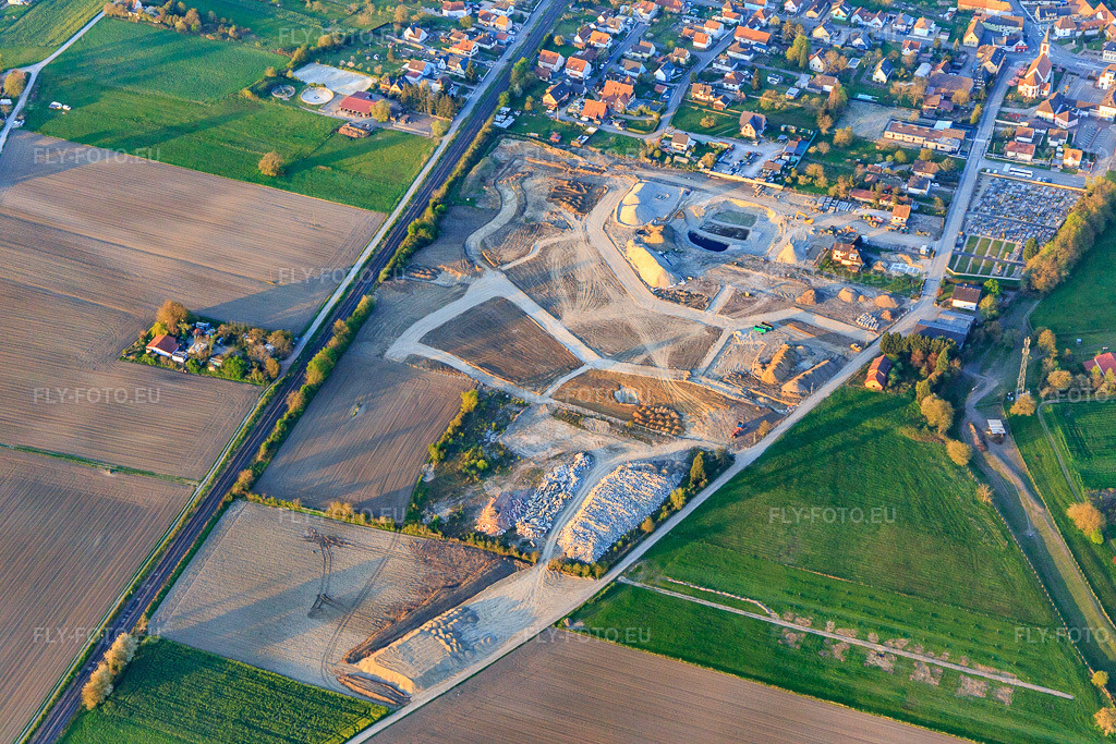 Vue aérienne: Aménagement du nouveau quartier résidentiel Rue Raymond Matzen à Sessenheim dans le département Bas Rhin, France – .Photo: IMG_126529.jpg prise le 25/04/2021 par Werner Riehm/FLY-FOTO.eu – Résolution de l'original: 5472 x 3648 px