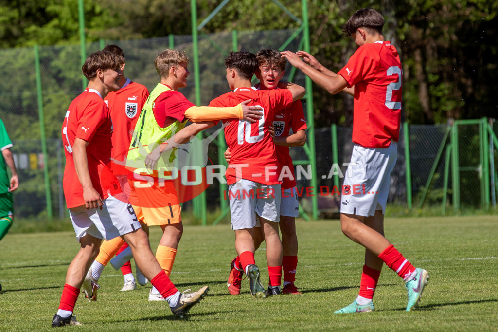 Fußball Halbfinale | Elias Mitterbauer (U15 Österreich #22) Fabio Ebner (U15 Österreich #10) Moritz Doujak (U15 Österreich #1) Fußball Halbfinale, Irland U15 - Österreich U15 am 29.04.2024 in Arnoldstein (Sportplatz), Austria, (Photo by Ernst Krawagner sport-fan.at) - Realisiert mit Pictrs.com