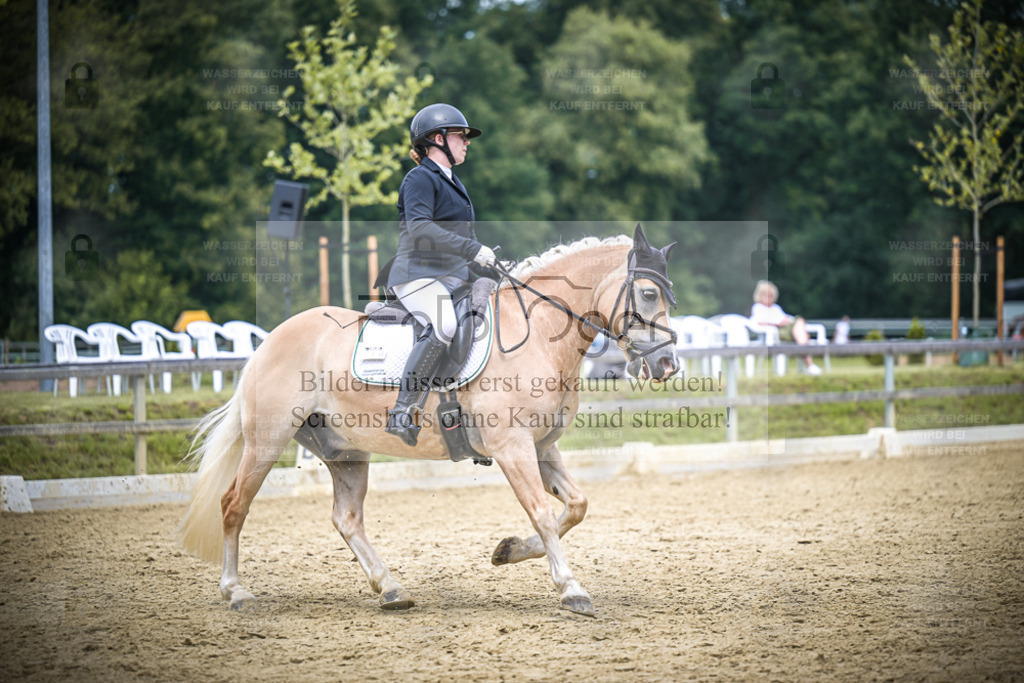 DOS_7354 | Entdecke hochwertige Reitturnierfotos von Foto Oger. Professionell, emotional und authentisch – jetzt Lieblingsmomente im Shop bestellen. - Realisiert mit Pictrs.com