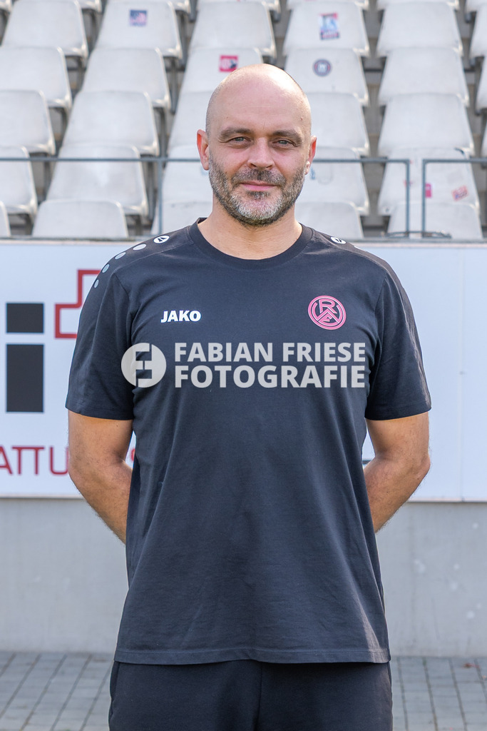 Rot-Weiss Essen; 3. Liga, Portraettermin 2026/2027, Foto: Eibner-Pressefoto/Fabian Friese | Matthias Gesenhues ( Leiter für Sportwissenschaften, Reha und Athletik),Rot-Weiss Essen; 3. Liga, Portraettermin 2026/2027, Foto: Eibner-Pressefoto/Fabian Friese - Realisiert mit Pictrs.com