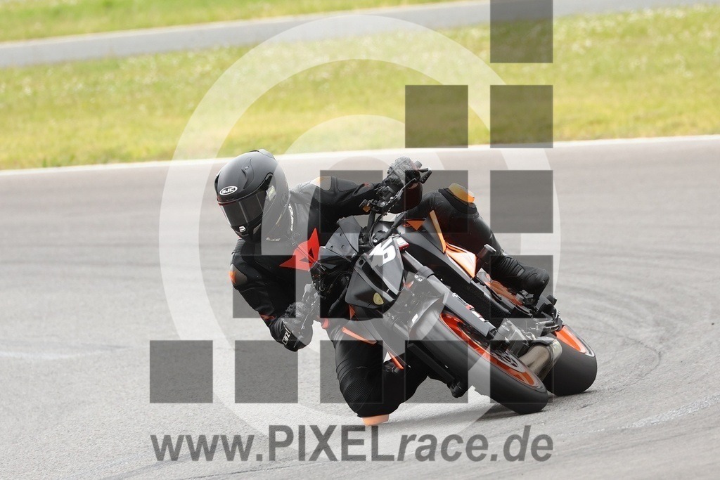 0076-20250522_01190 | Schöne Erinnerungen an spannende Momente - das festzuhalten ist unser Job. PIXELrace.de ist seit 2003 auf den Rennstrecken Europas unterwegs um die Action draußen beim Fahren und die wunderbare Stimmung imm Fahrerlager für euch einzufangen.