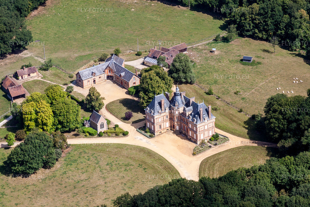 Vue aérienne: Bâtiments et parc du manoir de La Justice à Vibraye dans le département Sarthe, France. Photo: IMG_19988.jpg prise le 30/07/2009 par Werner Riehm/FLY-FOTO.eu – Résolution de l'original: 4687 x 3125 px