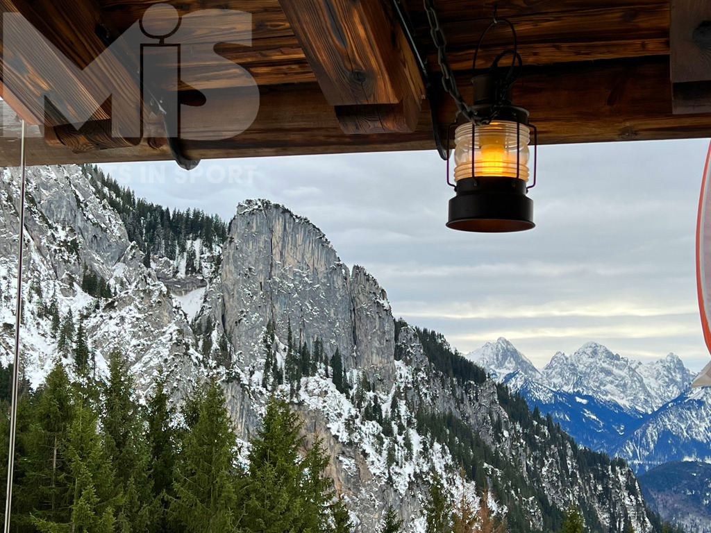 mis_110914bf01.JPG | 30.01.2022,  Schwangau bei Füssen im Allgäu, ein Wintertag auf der Rohrkopfhütte, eine Berghütte mit Bewirtung.  Allgäuer Alpenkette mit Laterne am Hütten-Dach im Vordergrund - Realisiert mit Pictrs.com