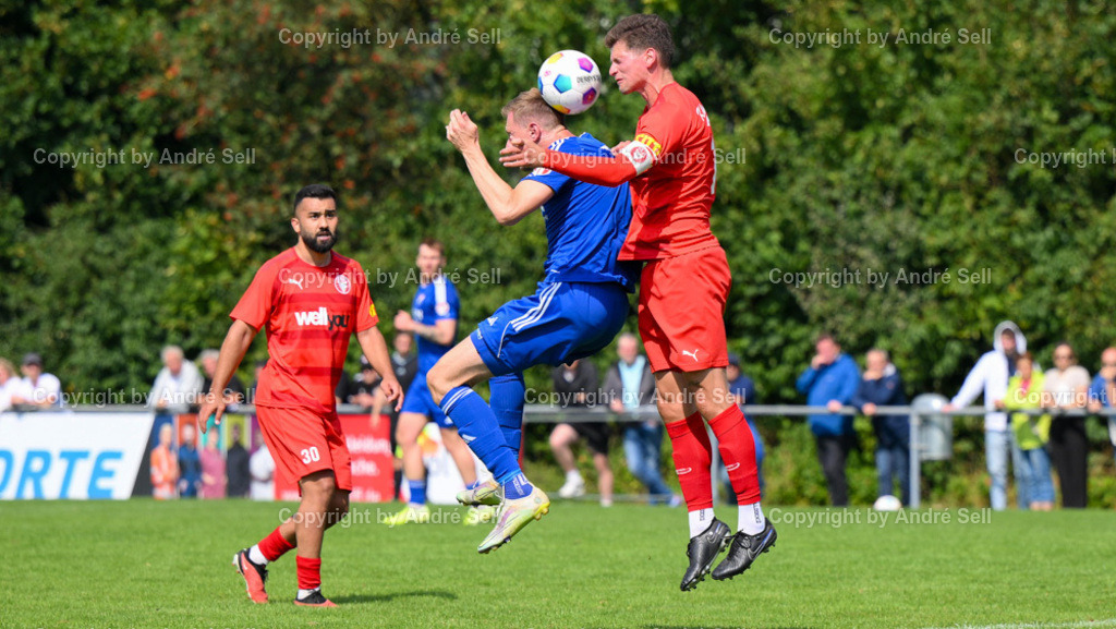 SpVg Eidertal Molfsee vs FC Kilia Kiel | Sebastian Klimmek (Molfsee #9) / Florian Foit (Kilia #15) - Fußball-Oberliga Männer 2024/2025 / SpVg Eidertal Molfsee vs FC Kilia Kiel / Platz A / Molfsee / 25.08.24 - Realisiert mit Pictrs.com