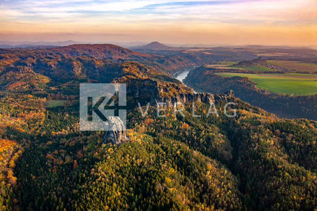 Wandbild-Schrammsteine-Falkenstein-Luftbild-1O80820 | Herbst über den Schrammsteinen und dem Falkenstein - Realisiert mit Pictrs.com