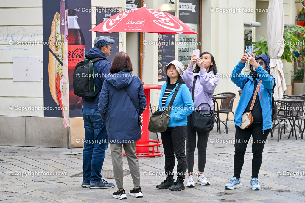 Slowakei_ Bratislavsky kraj_ Bratislava_ 08.10.2024-30 | 08.10.2024, Slowakei, SVK, Bratislavsky kraj, Bratislava, im Bild Bratislava, Stadtansichten, Gebauede, Sehenswurdigkeiten, Tourismus, Touristen, Cafe, Denkmal, Strasse, Donau, Bruecke, Schiff, Burg, Hrad, Ufo, Restaurant, Souvenier, Menschen, Bahnhof, Zug, Hauptstadt