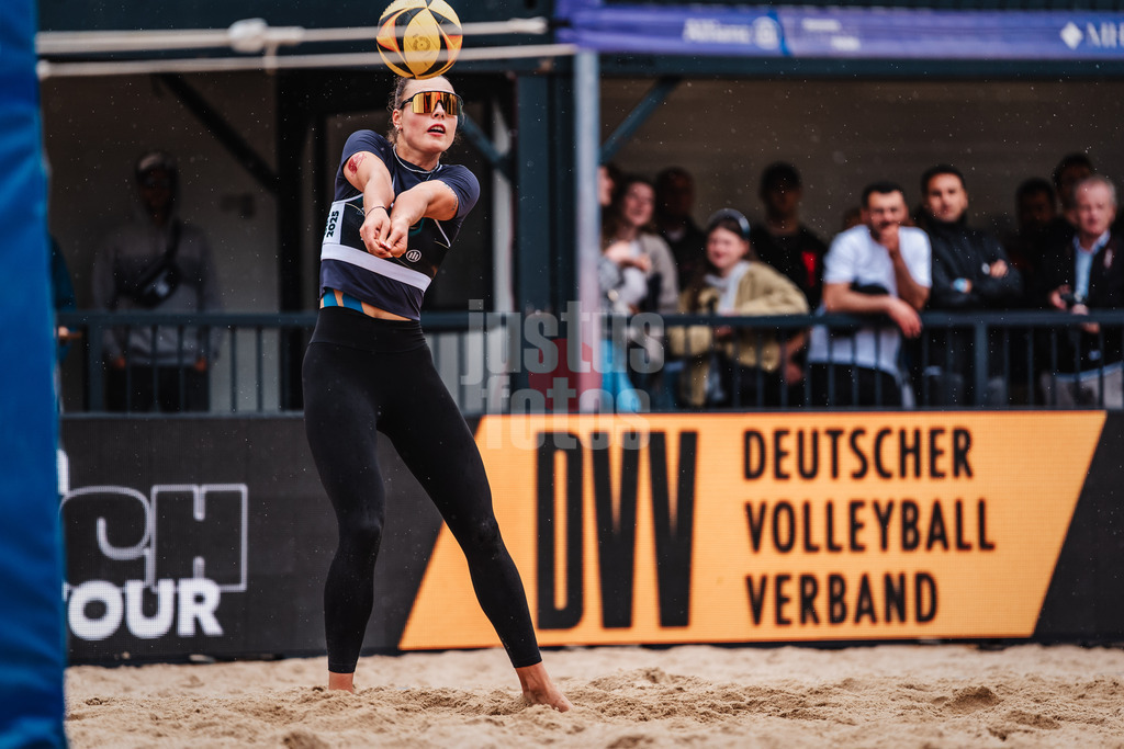 Beachvolleyball | Frauen | Allianz German Beach Tour 2025 | Tourstop Hamburg | 29.05.2025 | Elea Beutel spielt den Ball