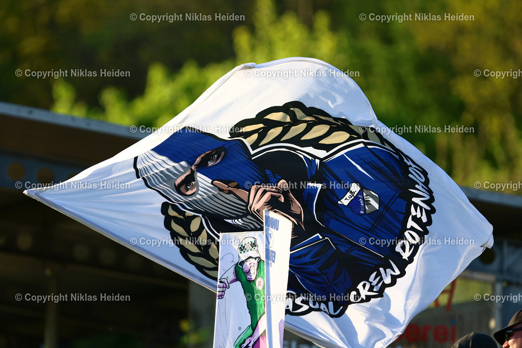NH_PSVUnionNeumünster_VfRNeumünster_KreispokalKFVHolstein_30042025 | Eine Fahne der Fans des TuS Rotenhof beim PSV Union Neumünster.Fußball I Herren I Kreispokal KFV Holstein I Saison 2024-2025 I Halbfinale I PSV Union Neumünster - VfR Neumünster I 30.04.2025 I Sportplatz Stettiner Straße