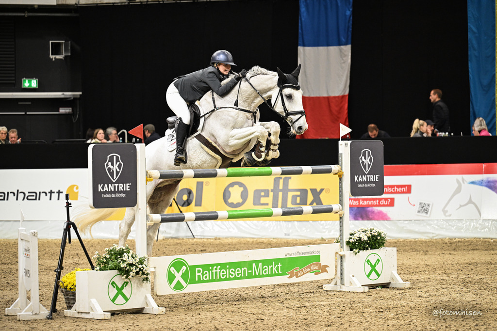 011125-18-197 | Foto Mhisen Pferdefotografie#, Reitturnier Frankfurt#  #Dressur und Springen
#Profi Pferdefotograf Reitturnier Fotograf 
#Sport Horses Photographer 
#equestrain photographer - Realisiert mit Pictrs.com