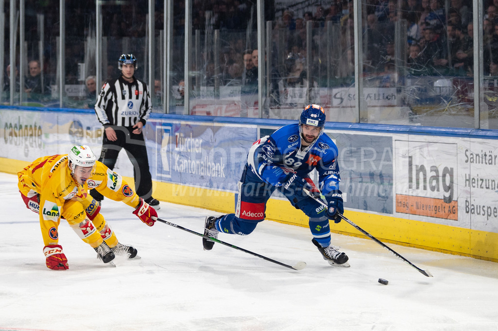 Playoffs: ZSC Lions - EHC Biel-Bienne | 04.04.2022, Zurich, Hallenstadion, Playoffs: ZSC Lions - EHC Biel-Bienne, #89 Dominik Diem (ZSC) ist vor #61 Michael Hügli (Biel) am Puck. - Realisiert mit Pictrs.com