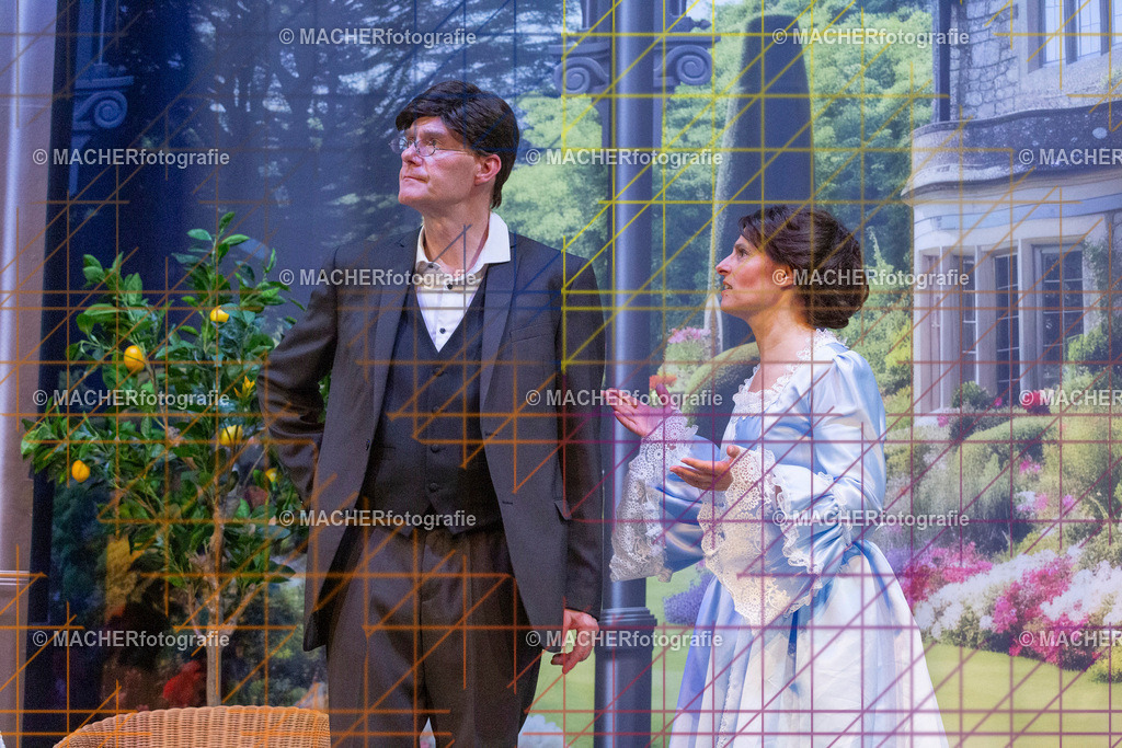 397_MFL-2025 | Portraitbilder von Regisseur; Darsteller; Techniker; Maske; Kostüme; Chor; Musiker; Bilderserie der Generalprobe und der Premierenvorstellung, Szenenbilder; Ausdrucksstudien; Bühnenüberblick; Bühnenkulissen; Pressefotos inkl. Redaktionsfoto Darstellergruppe.