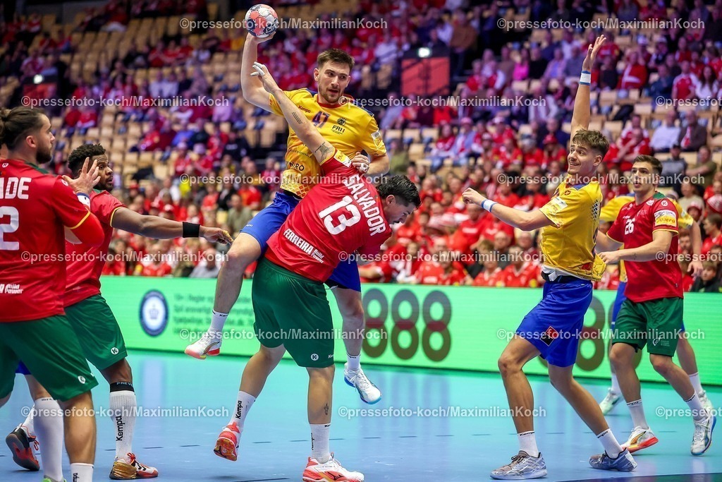 EHF16012601098 | 16.01.2026, Handball, Men's EHF EURO 2026, Portugal - Rumänien, Jyske Bank Boxen in Herning, Dänemark, Preliminary Round:  Iosif Andrei Buzle (Romania #47) im Zweikampf gegen   Rocha Nogueira (Portugal #13) 