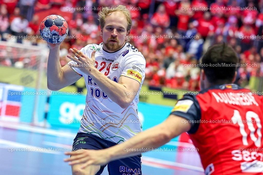 EHF22012602102 | 22.01.2026, Handball, Men's EHF EURO 2026, Spanien - Norwegen, Jyske Bank Boxen in Herning, Dänemark, Main Round:  Magnus Fredriksen (Norway #29) im Zweikampf gegen   Alex Dujshebaev Dovichebaeva (Espania #10) 