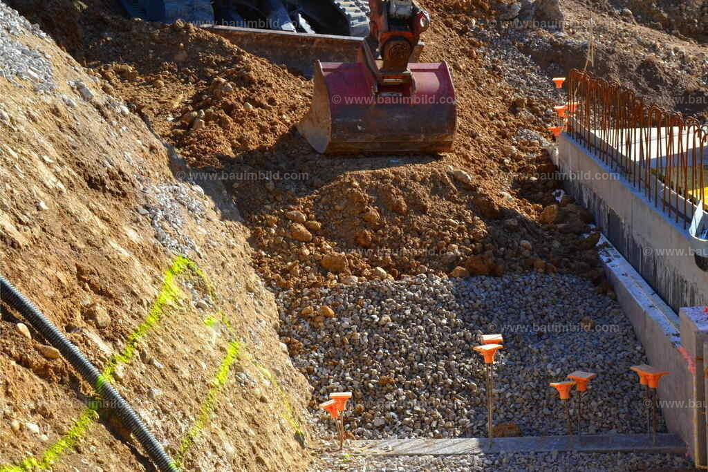 Kapillarbrechende Schicht | Mit Drainageschotter und Aushubmaterial hinterfüllter Keller