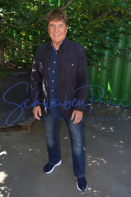 250623Ho5401 | Frank Schoebel - Immer wieder sonntags, Staffel 6

Ausverkauftes Haus und hochsommerliche Temperatur bei der Halbzeit Sendung von IWS, in der Veranstaltungsarena bei den Wasserwelten beim Europapark Rust. 

Deutschland, Rust, Europapark Rust, 25.06.2023