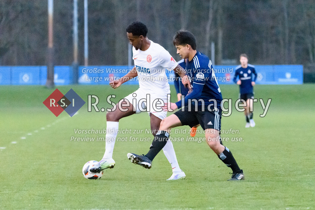 Fußball, Saison 2022/23, Freundschaftsspiel, Hamburger SV II (U21) - Eimsbütteler TV, Trainingsplatz am Volksparkstadion (Hamburg), 28.03.2023 | Henok Tewolde (#14, ETV), Felix Paschke (#16, HSV II)