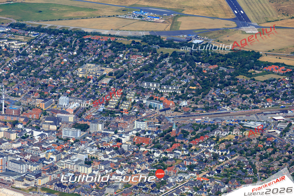 Die Luftbildaufnahme Westerland - Sylt wurde 2018 mittels Flugzeug (keine Drohne) erstellt. Perfekte Schärfe und Druck- Auflösung- Garantiert!