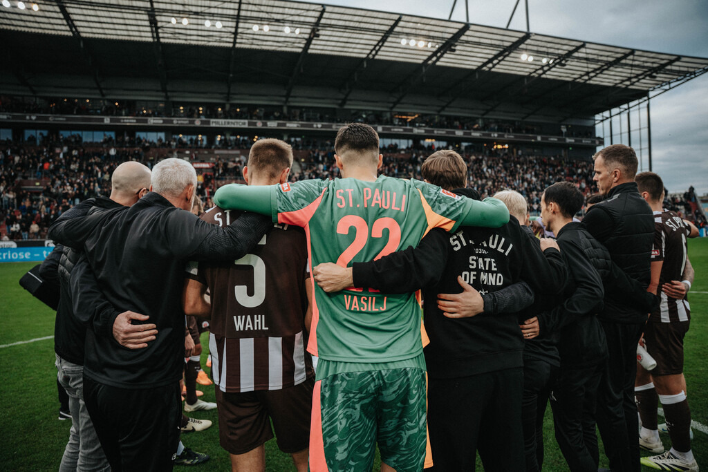FCP03964 | Der offizielle Shop für FC St. Pauli Fotos. Wähle aus Spielszenen & Fanmomenten dein FCSP Wunschformat. Wir liefern Millerntor-Atmosphäre.
