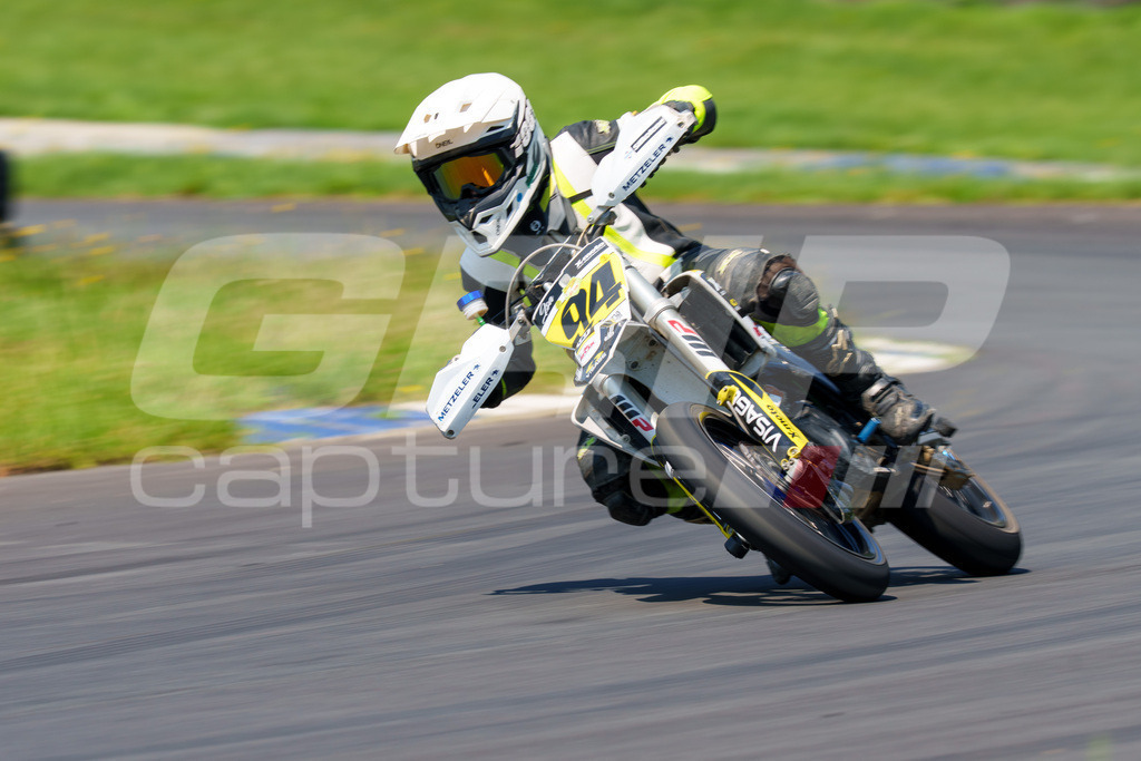 G-Cup + Supermoto Staatsmeisterschaft + Hungarian Supermoto Championship | GRIPcapture steht für authentische Sportfotografie in Österreich – für Momente, die mehr sind als Geschwindigkeit oder Ergebnis. Es geht um Emotion, Spannung, Fokus und den Augenblick, der oft nur einen Wimpernschlag dauert.Ob Motorsport, Teamsport oder 
