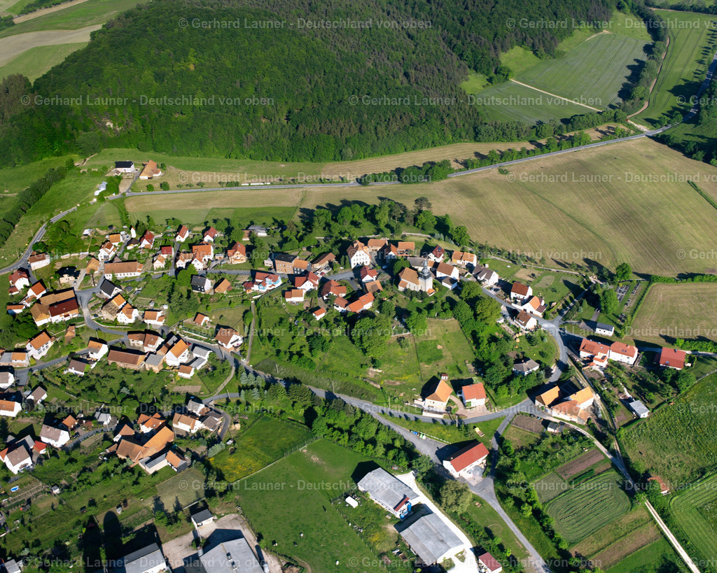 2634692 | RüSTUNGEN 09.06.2006 Landwirtschaftliche Nutzflächen und Feldgrenzen  umsäumen das Siedlungsgebiet des Dorfes in Rüstungen im Bundesland Thüringen, Deutschland // Agricultural land and field boundaries surround the settlement area of the village  in Rüstungen in the state Thuringia, Germany Foto: Gerhard Launer