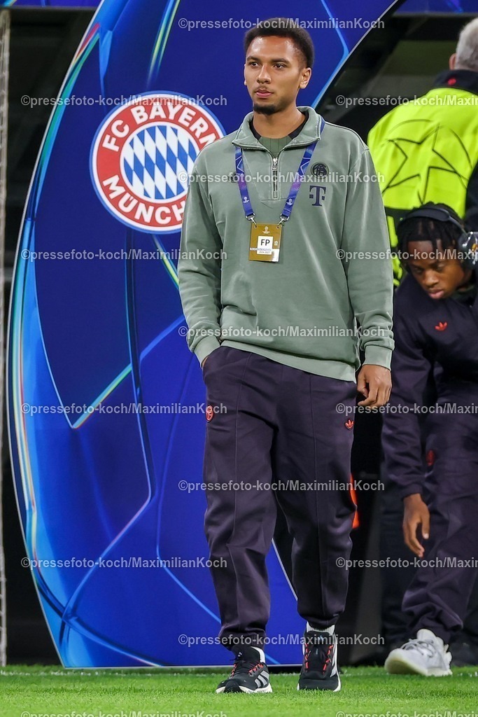 UCL22102501012 | 22.10.2025, Fußball, UEFA Champions League, FC Bayern München - Club Brügge, Allianz Arena, Saison 2025 2026: Luis Diaz (FC Bayern Muenchen #14)  bei der Platzbegehung vor dem Spiel Regulations prohibit any use of photographs as image sequences and or quasi-video.