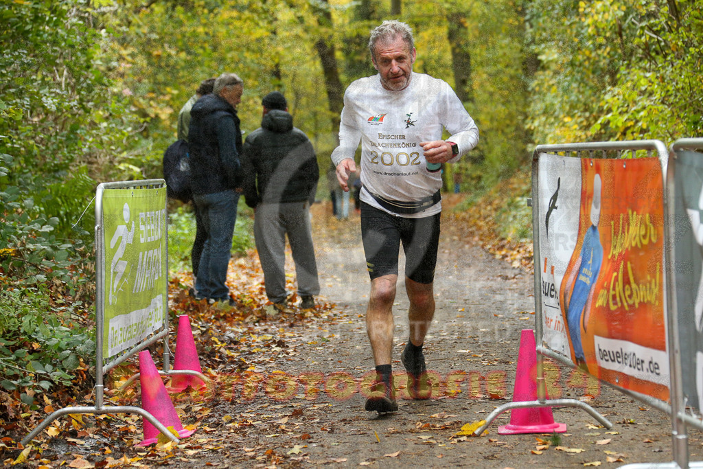 251026_1345_EX1_3936 | Sportfotografie im Rhein-Sieg Kreis, Köln, Bonn, NRW, Rheinland Pfalz, Hessen, etc. Unser Tätigkeitsfeld umfasst den Laufsport vom Volkslauf über den Marathon, Duathlon, Triathon bis zum Ultralauf wie Kölnpfad Ultra oder Schindertrail.