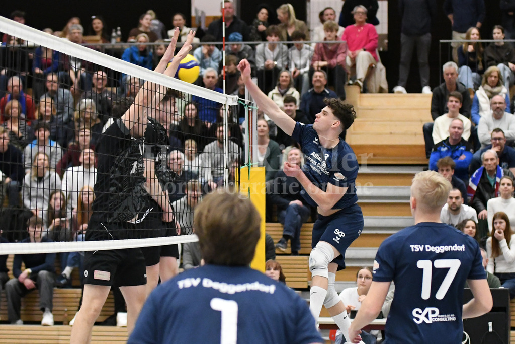 TSV Deggendorf  : VC Eitting 09 | mächtiger Angriff von Alexej Kursov (Kapitän/Außenangreifer) - Realisiert mit Pictrs.com