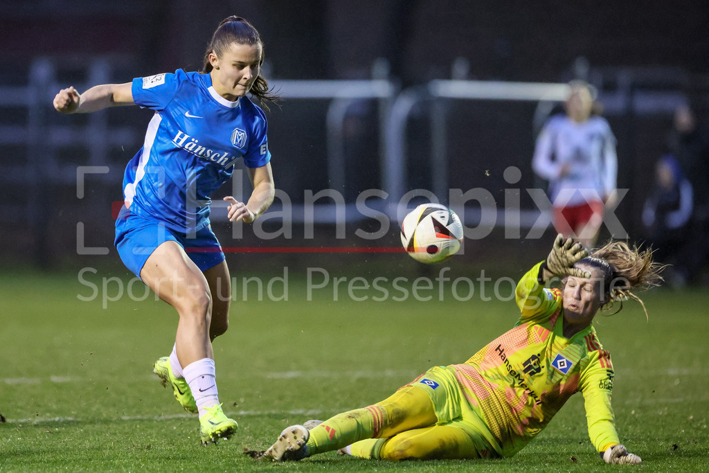 Fussball, 2. Frauen-Bundesliga, Hamburger SV - SV Meppen | v.li.: Sarah Preuß (Preuss, SV Meppen, 11) und Inga Schuldt (Torhüterin, Torwart, Hamburger SV, 1) im Zweikampf, Duell, Dynamik, Aktion, Action, Spielszene, DIE DFB-RICHTLINIEN UNTERSAGEN JEGLICHE NUTZUNG VON FOTOS ALS SEQUENZBILDER UND/ODER VIDEOÄHNLICHE FOTOSTRECKEN. DFB REGULATIONS PROHIBIT ANY USE OF PHOTOGRAPHS AS IMAGE SEQUENCES AND/OR QUASI-VIDEO.