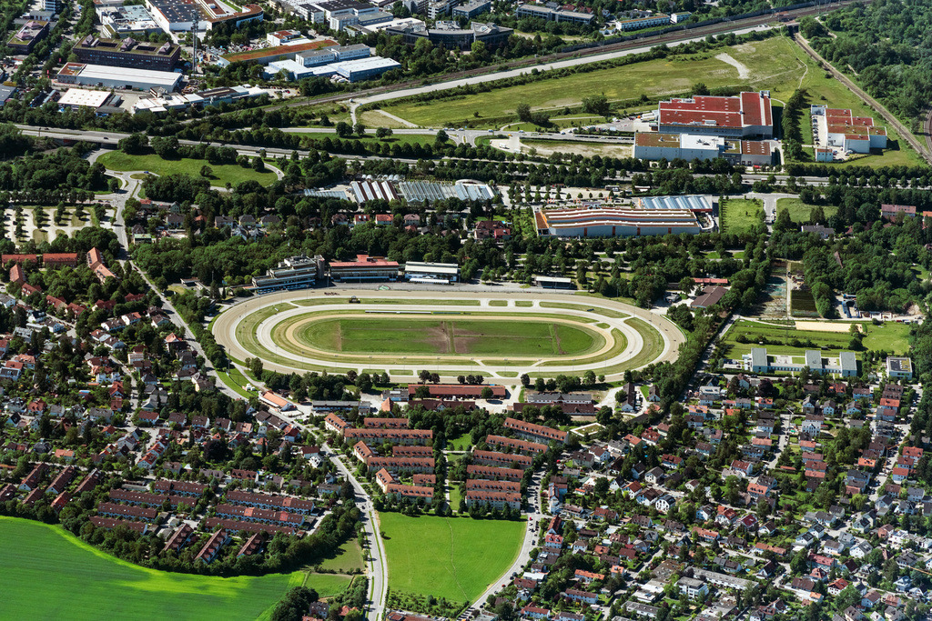dr__0065370.jpg | MüNCHEN 15.06.2021 Rennstrecke der Rennbahn - Trabrennbahn Daglfing und Galopprennbahn Riem in München im Bundesland Bayern. Die äußere Bahn der Trabrennbahn ist die Rennstrecke, weiter innen liegen Trainingsbahn und Langsamfahrbahn. // Racetrack racecourse - trotting Daglfing and Galopprennbahn Riem in Munich in the state Bavaria. Foto: Daniel Reiter