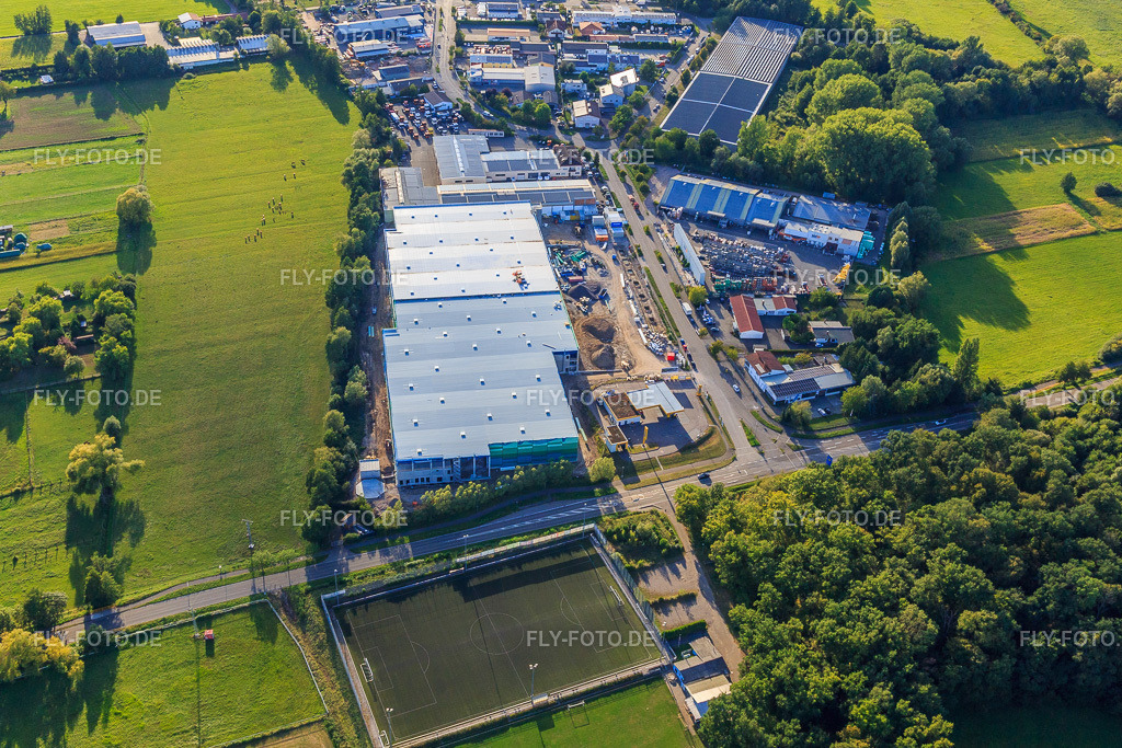 Baustelle zum Bau des neuen Logistikpark der HANSAINVEST und DFI-Real-Estate Kandel nach Abriss des OBI-Markts https://www.hansainvest.de/ https://www.dfi-re.com/ | Luftbild: Baustelle zum Bau des neuen Logistikpark der HANSAINVEST und DFI-Real-Estate Kandel nach Abriss des OBI-Markts https://www.hansainvest.de/ https://www.dfi-re.com/ im Ortsteil Minderslachen in Kandel im Bundesland Rheinland-Pfalz in Deutschland. Foto: IMG_149497.jpg vom 31.08.2025 durch Werner Riehm/FLY-FOTO.de - Realisiert mit Pictrs.com