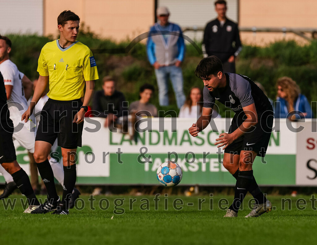 2023-08-08_112_FC_Moosinning_gegen_FC_Langengeisling | Moosinning, Deutschland, 08.08.2023:
Fußball, Bezirksliga Oberbayern Ost 2023 / 2024, 3. Spieltag, FC Moosinning gegen FC Langengeisling, Endergebnis: 0:4

Schiedsrichter Johannes Wagner, Maximilian Maier (FC Langengeisling, #10)

Foto: Christian Riedel / fotografie-riedel.net