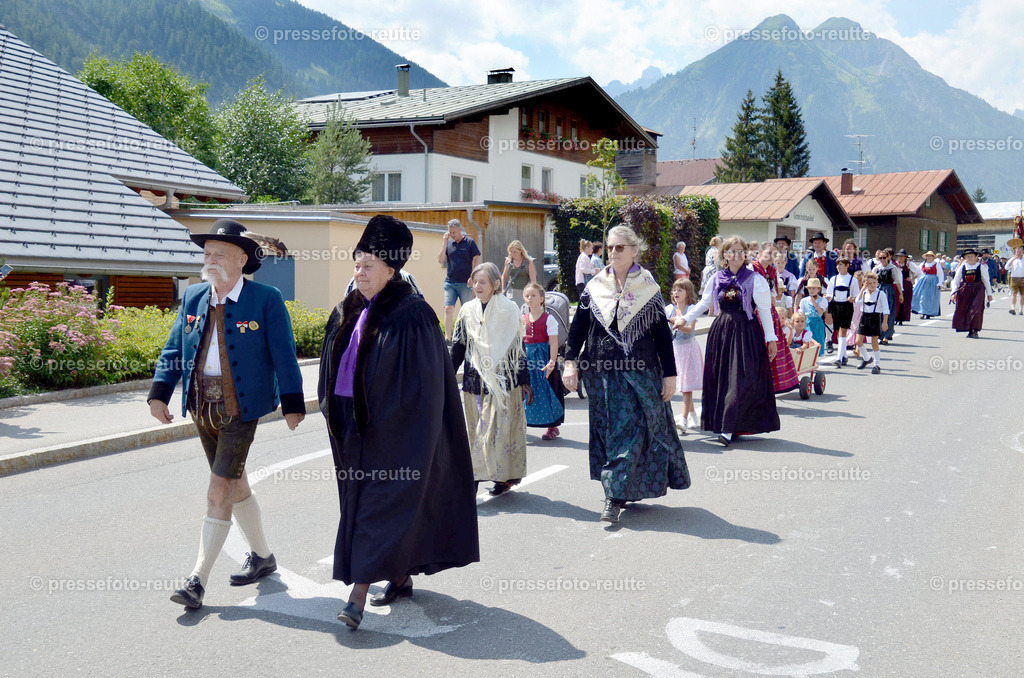 TRACHTENVEREIN-news-2022-Juli24-Bezirksschuetzenfest-Elbigenalp-D51-DSC_1172 | Info aus dem Bezirk Reutte/Ausserfern Tirol sowie eine umfangreiche Bilddatenbank über die gesamte Region: Lechtal, Talkessel Reutte, Tannheimertal, Zwischentoren. Lech, Plansee, Zugspitze, Grenztunnel, B179, Fernpassstraße, Verkehr, Lawinen, Tradition, - Realisiert mit Pictrs.com