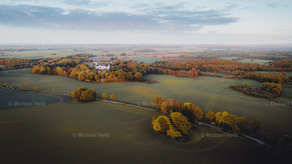 2023-10-12_Salzau_Drohne_013 | Profi-Fotos über Schleswig-Holstein und dem ganzen Norden für Büro, Hotel, Ferienhaus, Ferienwohnung, Wohnzimmer, Arztpraxis uvm. jetzt bestellen. - Realisiert mit Pictrs.com