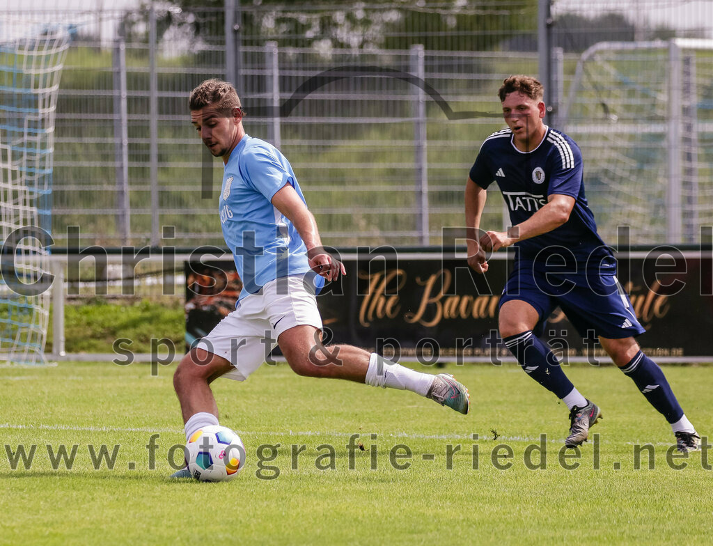 2023-08-26_115_FC_Langengeisling_gegen_TuS_Raubling | Erding, Deutschland, 26.08.2023:
Fußball, Bezirksliga Oberbayern Ost 2023 / 2024, 6. Spieltag, FC Langengeisling gegen TuS Raubling, Endergebnis: 2:0

Maximilian Birnbeck (FC Langengeisling, #27), Marius Pappenberger (TuS Raubling, #16)

Foto: Christian Riedel / fotografie-riedel.net