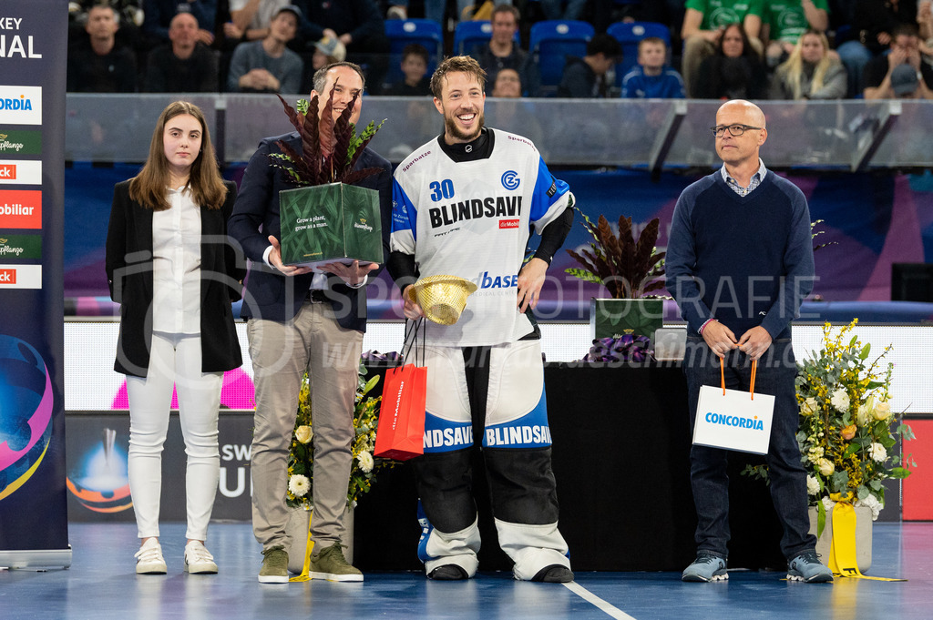 SV Wiler-Ersigen vs GC Unihockey - 23. April 2022 | SV Wiler-Ersigen vs GC Unihockey
Stimo Arena, Kloten
#30 Torhüter Pascal Meier (GC Unihockey) bekommt den Best Player-Preis.
Bild: Sportfotografie Markus Aeschimann | www.markus-aeschimann.ch - Realisiert mit Pictrs.com