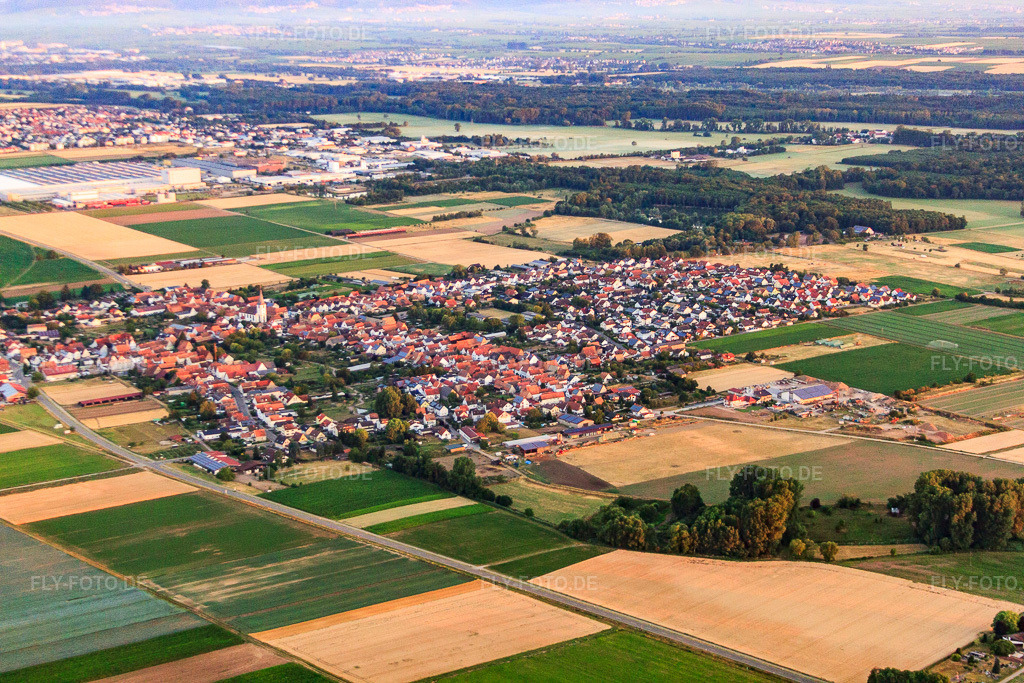 Luftbild: Ortsansicht von Nordosten in Ottersheim bei Landau im Bundesland Rheinland-Pfalz in Deutschland.Foto: IMG_69317.jpg vom 04.07.2014 durch Werner Riehm/FLY-FOTO.deAuflösung des Originals: 4752 x 3168 px