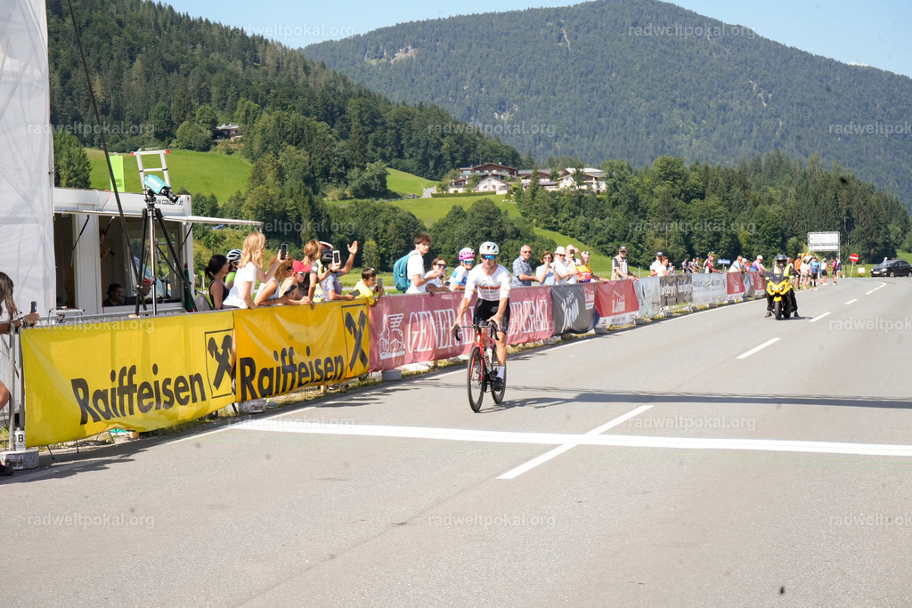 776_20230817_Bewerb_Maenner_Muehlanger | AUT - OESTERREICH, 2023-08-16: SPORT RENNRAD-FAHREN - 55. INTERNATIONALER RADWELTPOKAL IN ST. JOHANN IN TIROL  - Vintage-Radrennen mit WM-Bronze-Medaillen-Siegerin Christina Schweinberger, den Teilnehmer und Alexander Baumann (vom Orginastions-Team) - TAG 2 BEWERB MAENNER IN SECHS GRUPPEN  ; Foto: Roland Muehlanger