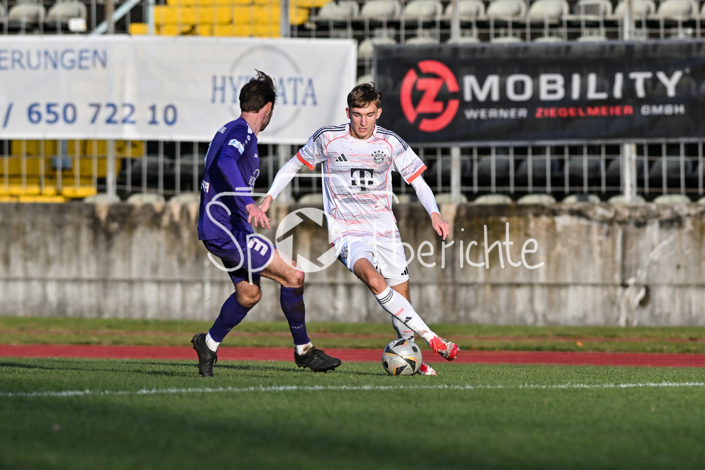 TSV Schwaben Augsburg - FC Bayern Amateure | AUGSBURG, GERMANY - 29. NOVEMBER: im Duell Nicola Della SCHIAVA (TSV Schwaben Augsburg 3) und beim Ligaspiel zwischen dem TSV Schwaben Augsburg und den Amateuren des FC Bayern am 20. Spieltag der Regionalliga Bayern im Rosenaustadion