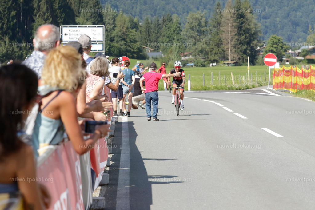 1205_20230817_Bewerb_Maenner_Muehlanger | AUT - OESTERREICH, 2023-08-16: SPORT RENNRAD-FAHREN - 55. INTERNATIONALER RADWELTPOKAL IN ST. JOHANN IN TIROL  - Vintage-Radrennen mit WM-Bronze-Medaillen-Siegerin Christina Schweinberger, den Teilnehmer und Alexander Baumann (vom Orginastions-Team) - TAG 2 BEWERB MAENNER IN SECHS GRUPPEN  ; Foto: Roland Muehlanger