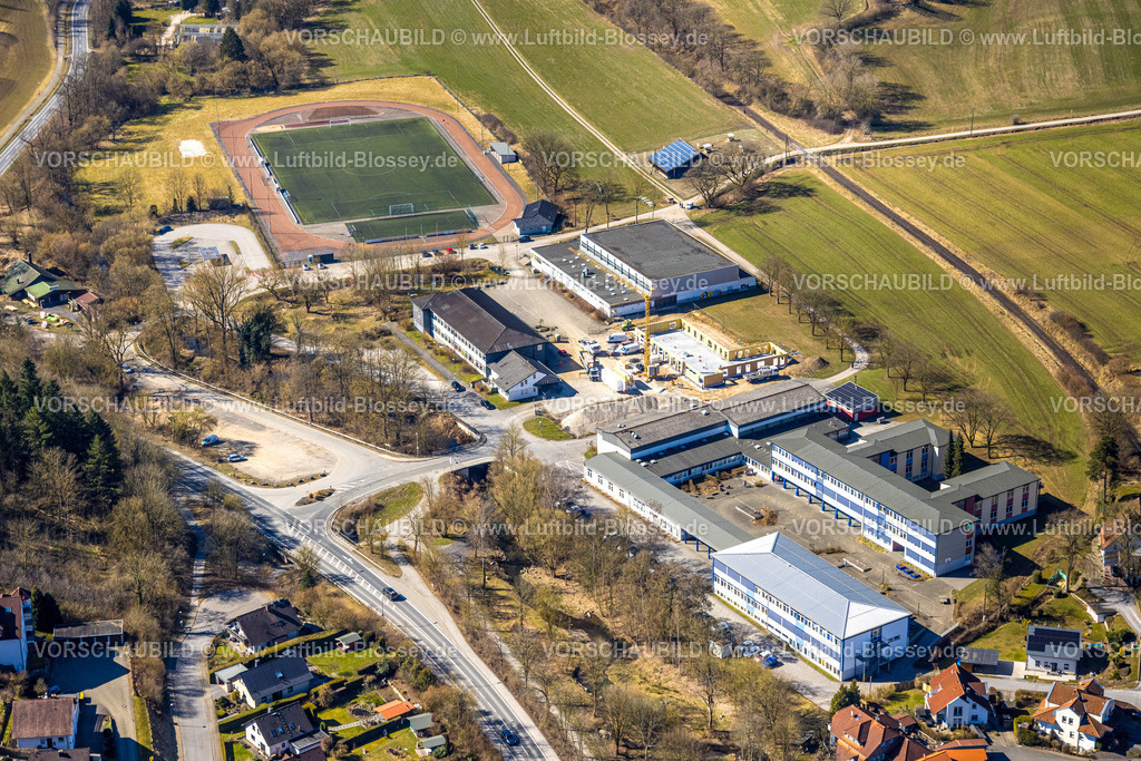 Balve250304216 | Luftbild, Städt. Realschule und Sporthalle Am Krumpaul mit Baustelle Vereinsheim, Sportplatz Fußballstadion, Balve, Sauerland, Nordrhein-Westfalen, Deutschland