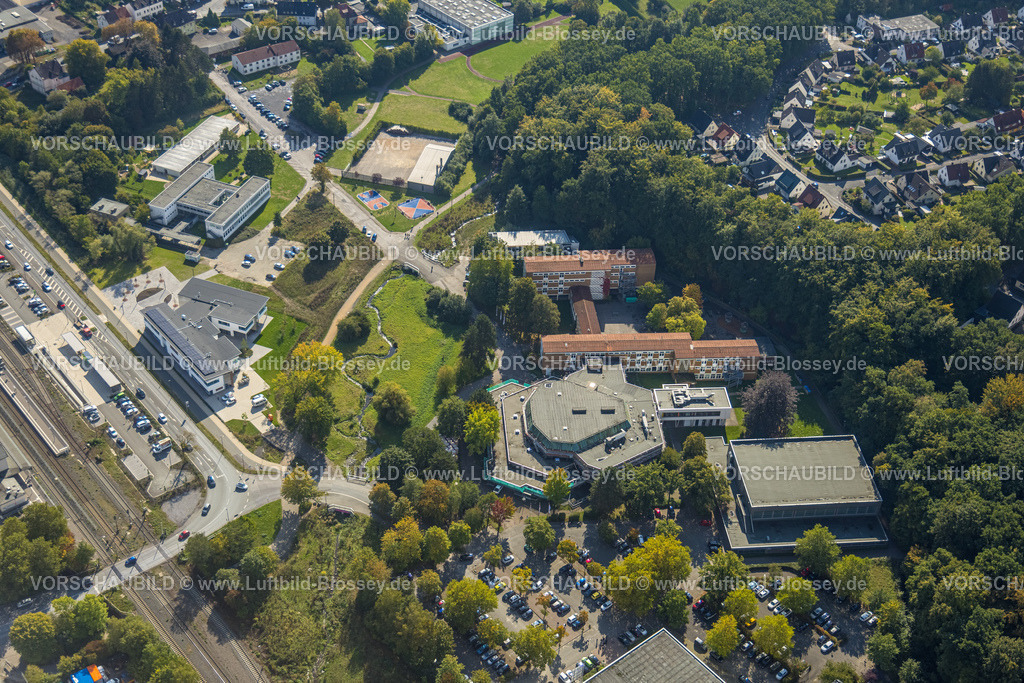 Arnsberg220903167 | Luftbild, Kulturzentrum Berliner Platz, Franz-Stock allgemein bildende Schule, Sauerland-Hellweg-Kolleg, Baustelle und Neubau Berufsförderungszentrum auf dem Bildungscampus an der Kleinbahnstraße, Hüsten, Arnsberg, Sauerland, Nordrhein-Westfalen, Deutschland