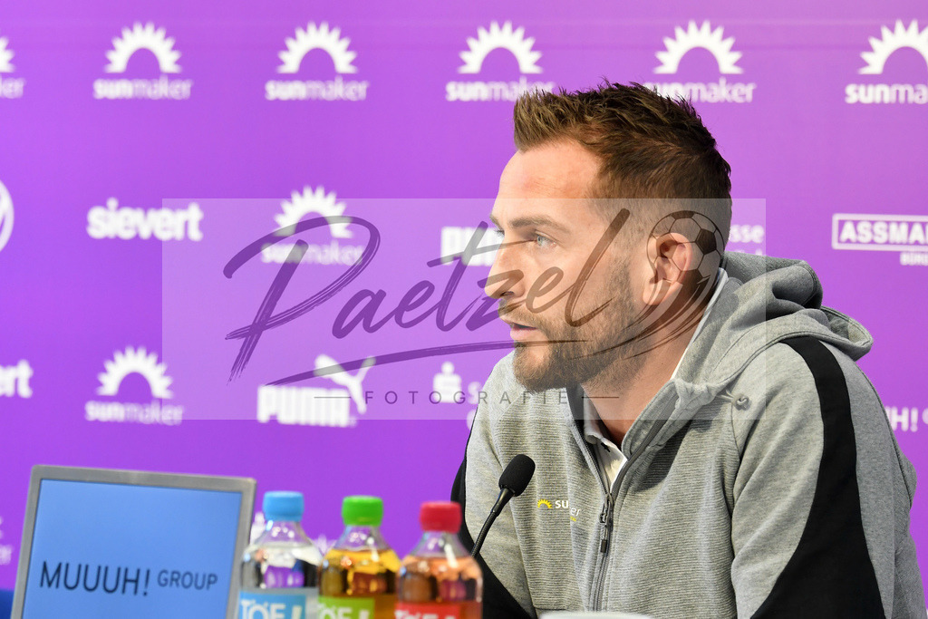20200228_PKOSNA_0019 | Fussball, Herren: Marc Heider (VfL Osnabrueck) schaut waehrend der Pressekonferenz des VfL Osnabrueck im Presseraum des Stadion an der Bremer Bruecke am 28.02.2020 in Osnabrueck, Deutschland. - Realisiert mit Pictrs.com