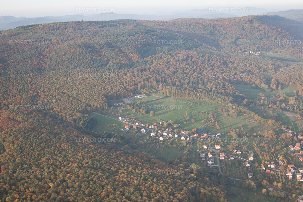 Aerial view: View of the town in Preuschdorf in the state Bas-Rhin, France. – Photo: IMG_54227.jpg taken on 10/21/2012 by Werner Riehm/FLY-FOTO.com – Resolution of the original: 4752 x 3168 px