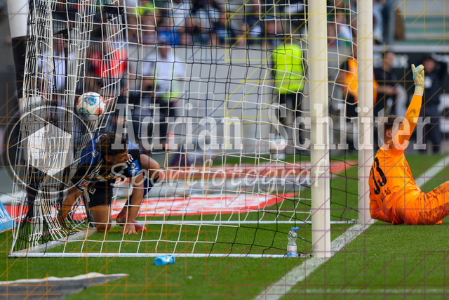 Borussia Mönchengladbach vs Hamburger SV - Bundesliga  | Mönchengladbach, Deutschland, 24.08.25:   Wiliam Mikelbrencis (Hamburger SV) liegt im Tor beim nicht gegebenen Trefferwaehrend des Spiels der Bundesliga zwischen Borussia Mönchengladbach vs Hamburger SV im Stadion im Borussia Park(Foto von Brauer-Fotoagentur / Adrian Schlueter)