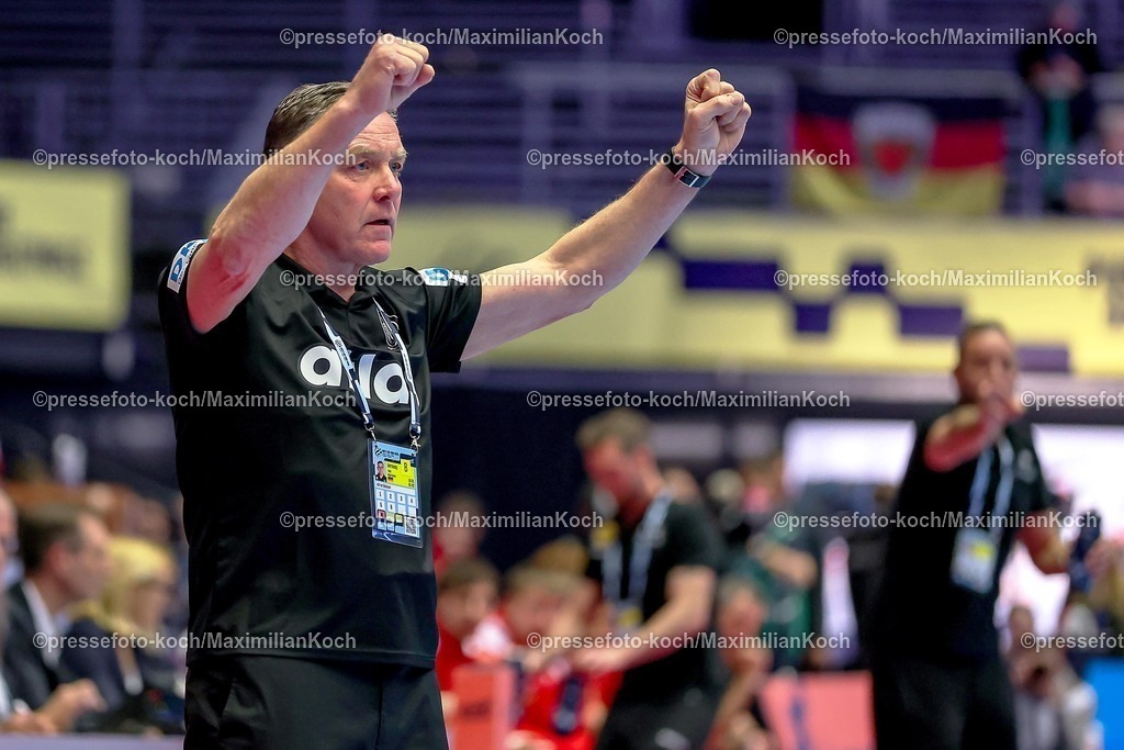 EHF15012602058 | 15.01.2026, Handball, Men's EHF EURO 2026, Deutschland - Östereich, Jyske Bank Boxen in Herning, Dänemark, Preliminary Round: Headcoach Alfred Gislason (Germany #hc) gestikulierend am Spielfeldrand  