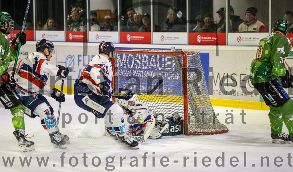2023-12-17_130_TSV_Erding_gegen_ESC_Kempten | Erding, Deutschland, 17.12.2023:
Eishockey, Bayernliga Vorrunde 2023 / 2024, 18. Spieltag, TSV Erding gegen ESC Kempten, Endergebnis: 5:1

Torwart Luca Mayer (ESC Kempten, #32), Thomas Plihal (Erding Gladiators, #39)

Foto: Christian Riedel / fotografie-riedel.net